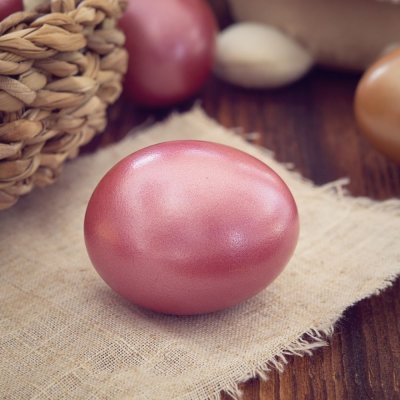 Barvanje velikonočnih jajc