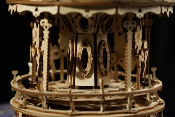 RoboTime Drewniane Puzzle 3D Pozytywka Romantyczna Karuzela