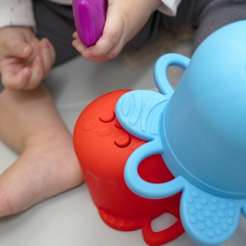 BABY EINSTEIN Zestaw kubków Stack & Stream™ firmy Opus, 5 sztuk, powyżej 3 m