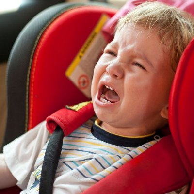 Proč dítě pláče v autě