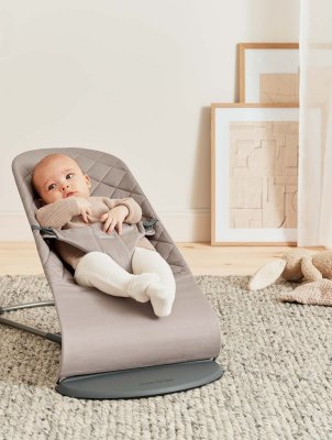 BABYBJÖRN Liege Bliss Woven, Sandgrau mit Spielzeug
