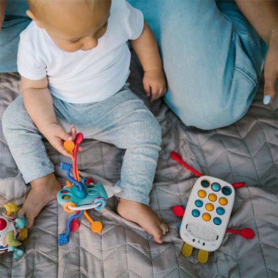 BABYONO Senzorična igrača Rabbit 18m+