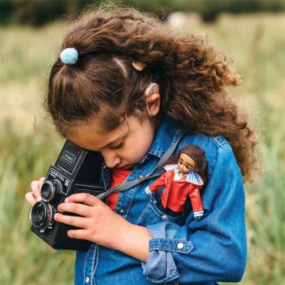 Lottie Păpușa fotograf cu aparat auditiv