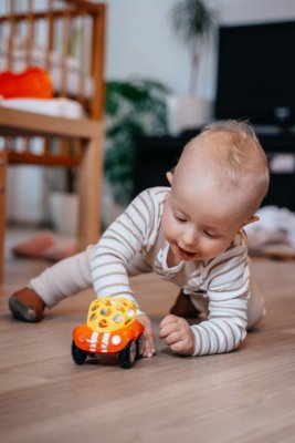 Jucărie mașină OBALL Rattle&Roll™, roșu 3m+