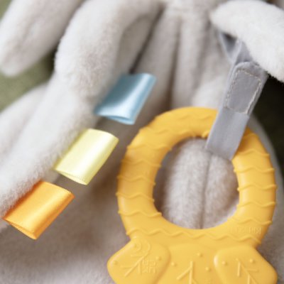 INGENUITY Kuscheltier-Spielzeug mit Beißring Häschen Cozy Sylvi™ 0m+