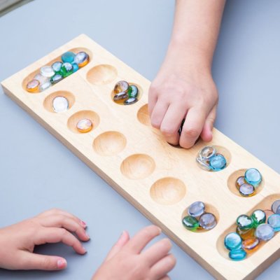 Bigjigs Toys Mankala-Spiel mit Kieselsteinen