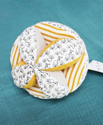 Doudou Textile Activity Ball with Rattle Bee 15 cm
