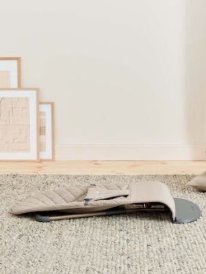 BABYBJÖRN Liege Bliss Woven, Sandgrau mit Spielzeug