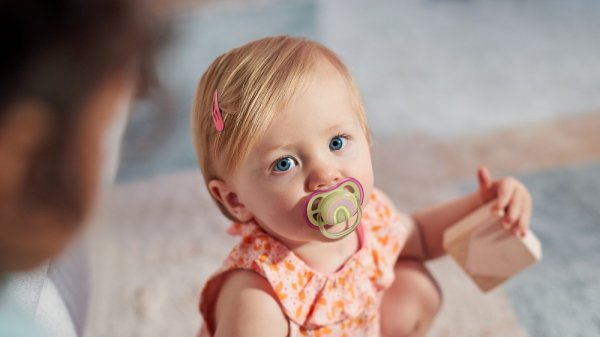 Philips AVENT Smoczek Ultra air Image 0-6m dziewczynka (tęcza), 2 szt