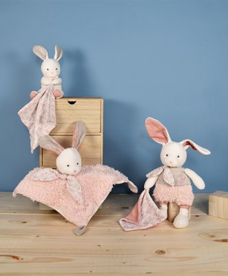 Doudou Poklon set - Plišani Ecru zečić s ružičastom dekicom od BIO pamuka 22 cm