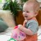 INGENUITY Sensorik-Spielzeug am C-Ring Crinklet™ Waschbär Deni 0m+
