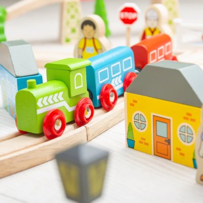 Bigjigs Rail Caminho de Ferro de Madeira Cidade e Aldeia 91 Peças