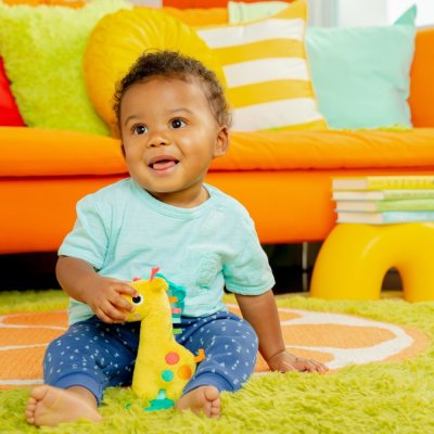 BRIGHT STARTS Hračka s melodií na C kroužku Tug Tunes™ žirafa 0m+