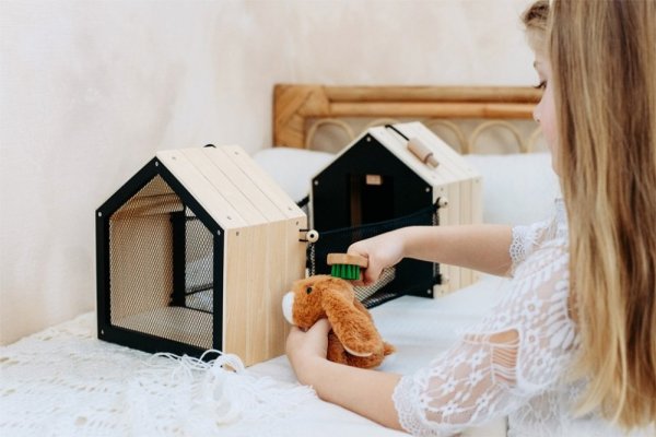 small foot Pluszowy królik w królikarni z wybiegiem