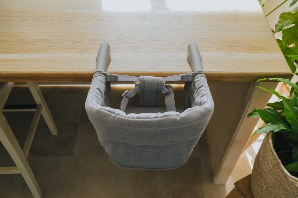 Cestovní jídelní židlička Monkey Mum® - šedá