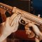 RoboTime 3D Drewniane mechaniczne puzzle Pistolet maszynowy Thompson