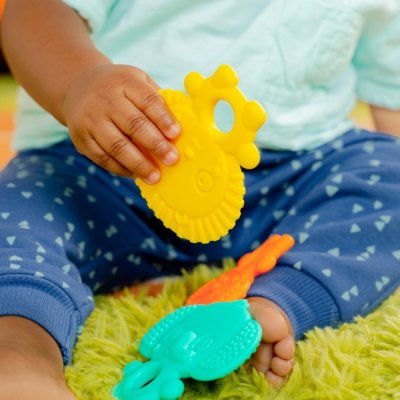 BRIGHT STARTS Gummy Buddies™ grizalo 3 kosi 3m+