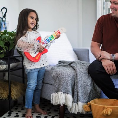 BABY EINSTEIN Jucărie chitară muzicală din lemn Together in Tune Guitar™ Connected Magic Touch™ HAPE 6m+