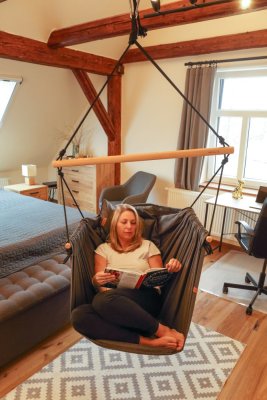 Viseči sprostitveni stolček bordo HOJDAVAK MAXIMUS OUT z blazino, Les Notranji, Vrv črna