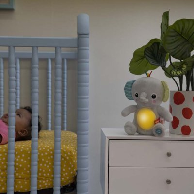 BRIGHT STARTS Spielzeug Plüsch Musik Licht Hug-a-bye Baby ™ Elefant 0m +
