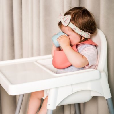 BABYONO Kubek ergonomiczny z uchwytami 120 ml jasnoniebieski 6m+