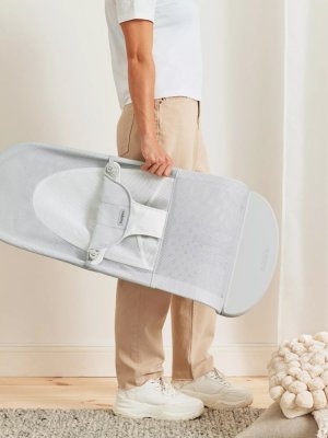BABYBJÖRN Liege Balance Soft Silver White Mesh, leichte Konstruktion