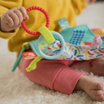 BRIGHT STARTS Kuscheldecke mit C-Ring Fuzzy Feel ™ 0m +