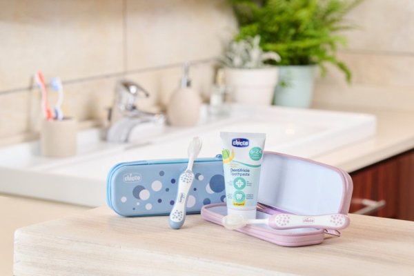 CHICCO Set Zahnbürste und Zahnpasta im Etui Always Smiling – Hellblau, 6 Monate+