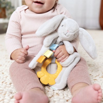 INGENUITY Kuscheltier-Spielzeug mit Beißring Häschen Cozy Sylvi™ 0m+