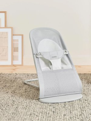 BABYBJÖRN Liege Balance Soft Silver White Mesh, leichte Konstruktion