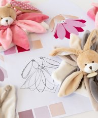 Doudou Poklon set - plišana mazilica zeko rozi 28 cm