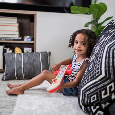 BABY EINSTEIN Jucărie chitară muzicală din lemn Together in Tune Guitar™ Connected Magic Touch™ HAPE 6m+