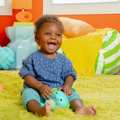 BRIGHT STARTS Spielzeug mit Melodie am C-Ring Tug Tunes™ Elefant 0m+
