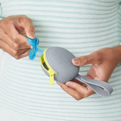 SKIP HOP Silikon-Schnulleretui Grab&Go grau