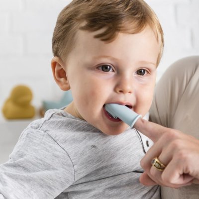 NATTOU Kartáček silikonový na prst s pouzdrem Petrol blue/Aqua blue 2 ks