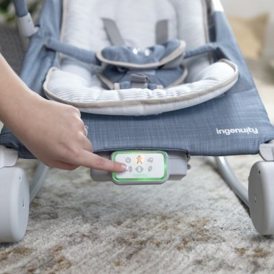 INGENUITY Masažna fotelja vibrirajuća s Happy Belly™ Rock-to-Bounce melodijom - Chambray 0m+ do 9kg