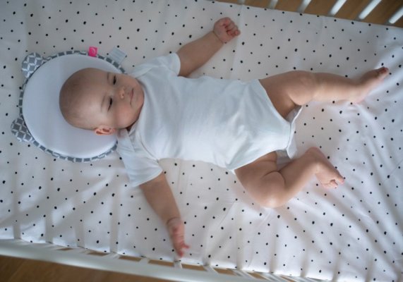 MOTHERHOOD Ergonomisches Stabilisierungskissen für Neugeborene mit Grey Classics-Ohren 0–6 Monate