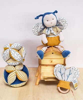 Doudou Textile Activity Ball with Rattle Bee 15 cm
