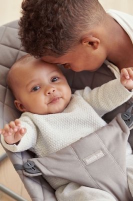 BABYBJÖRN Liege Bliss Woven, Sandgrau mit Spielzeug