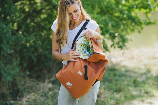 Monkey Mum® Mochila integrada de softshell para portabebés Carrie - Hojas de otoño