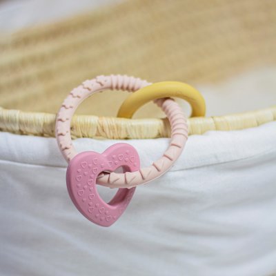 PETITE&MARS Kousátko silikonové Love Cute Pink 0m+