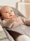 BABYBJÖRN Liege Bliss Woven, Sandgrau mit Spielzeug