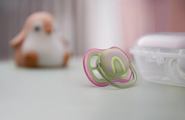 Philips AVENT Smoczek Ultra air Image 0-6m dziewczynka (tęcza), 2 szt