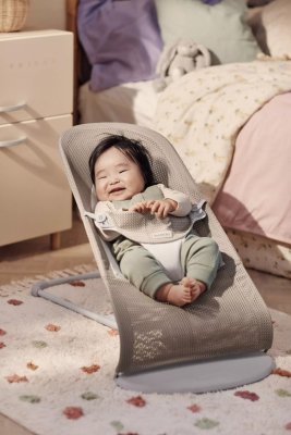 BABYBJÖRN Liege Balance Soft Grey Beige/White Mesh, hellgraue Konstruktion