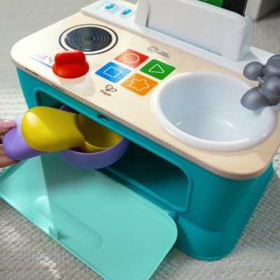 BABY EINSTEIN Hračka hudobná Kuchynka Magic Touch Kitchen™ Pretend to Cook HAPE 9m+