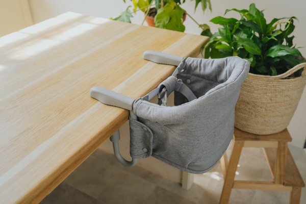 Cestovní jídelní židlička Monkey Mum® - šedá