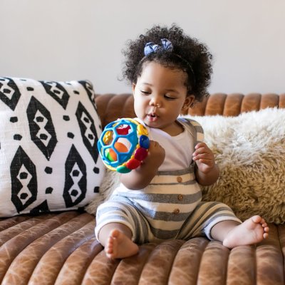 BABY EINSTEIN Kousátko míček Bendy Ball™ 3m+