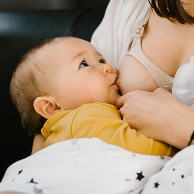 BABYONO Elektrische Milchpumpe Nurse Pro + Stilleinlagen 100 + 40 GRATIS