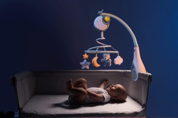CHICCO Kolotoč nad postieľku a závesná hračka 3v1 Next2Dreams modrá 0m+