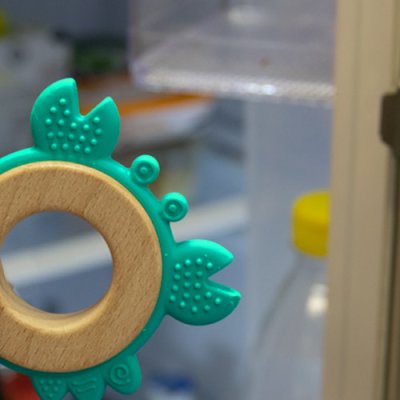 BABYONO Krabbenbeißring aus Holz und Silikon